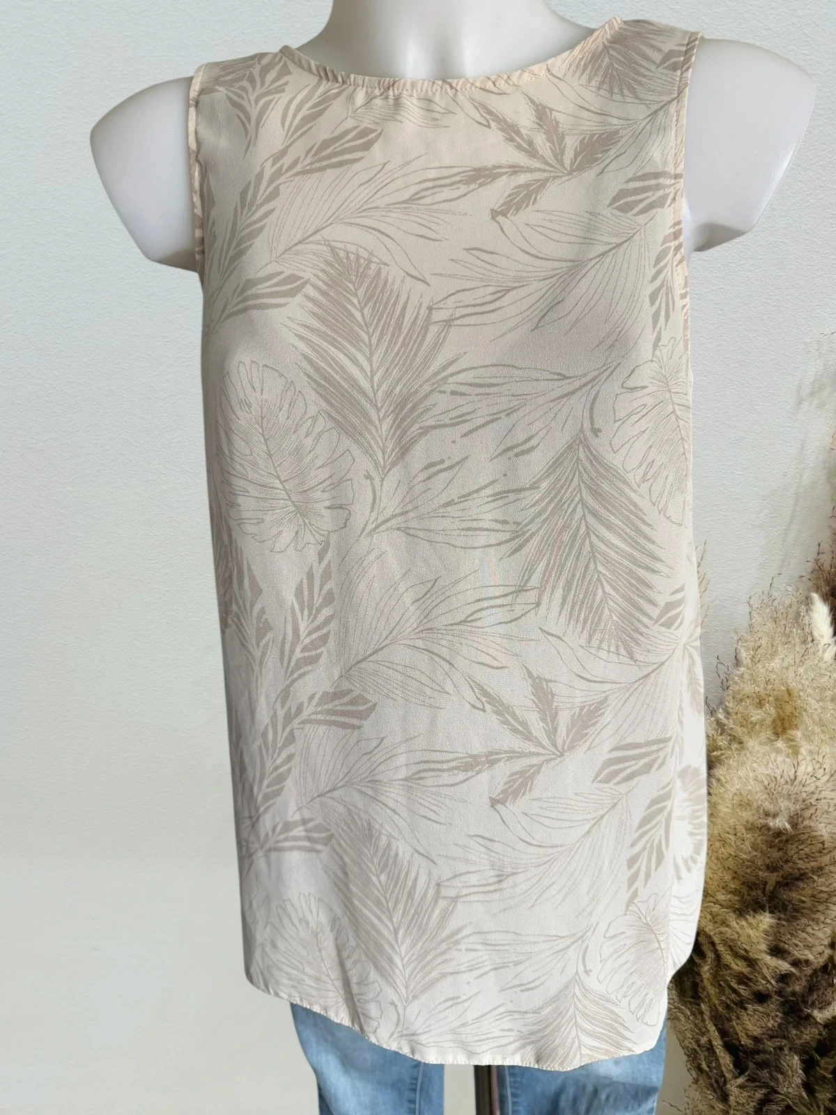 Mooie vloeiende crème zwangerschapsblouse met patroon T38/M – photo 2